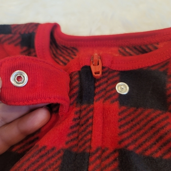 ♥️5 For $25 NEW Eddie Bauer  Christmas  fleece plaid pajama onsie black and red - Picture 9 of 10